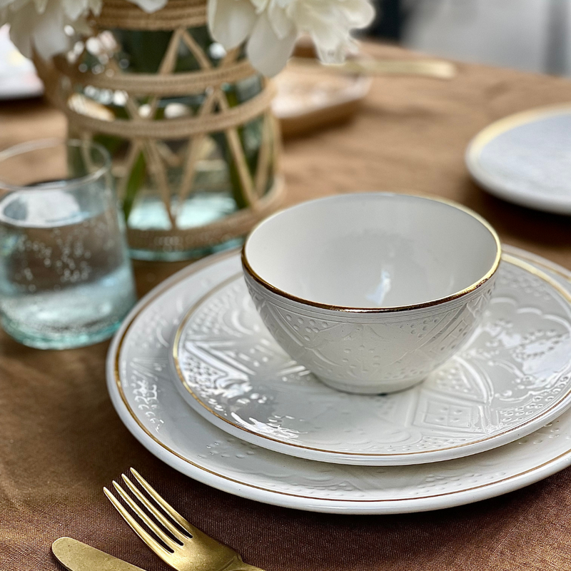 White Dinner Plate Tablescape